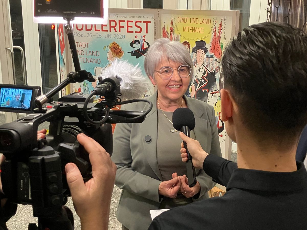 Bundesrätin Elisabeth Baume-Schneider beim Interview an der Feier zur Aufnahme des Jodelns ins UNESCO-Weltkulturerbe.